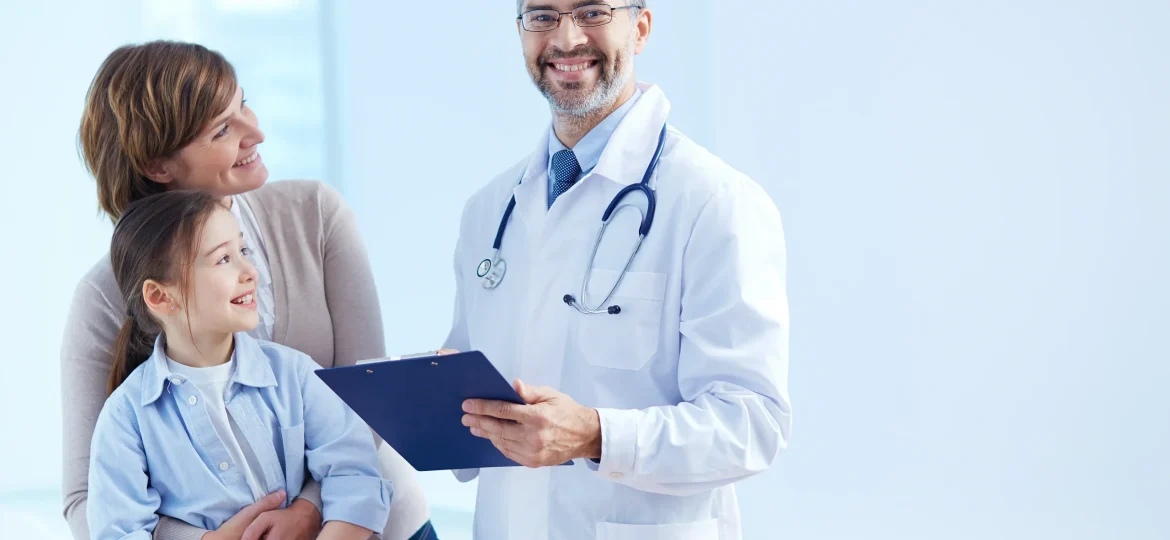 Profesional de la salud brindando atención domiciliaria a pacientes, facilitando terapias en casa.